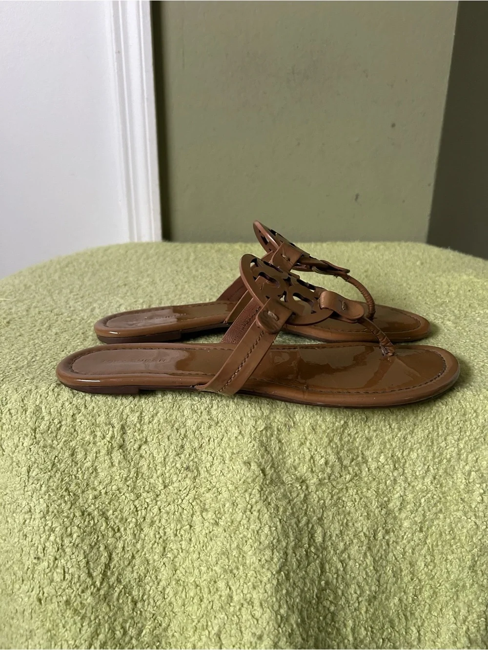 Tory Burch Women’s Tan Leather Cutout Logo Thong Sandals Sz 8.5